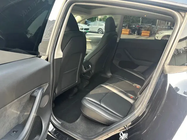 Tesla Model Y — Фото автомобиля 4