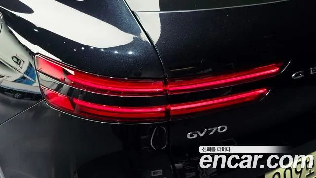 Genesis GV70 — Фото автомобиля 8