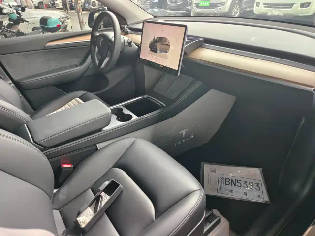 Tesla Model Y — Фото автомобиля 4