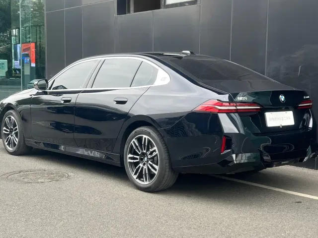 BMW 5 Series — Фото автомобиля 5