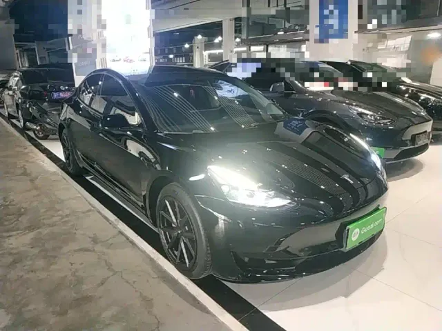 Tesla Model 3 — Фото автомобиля 3