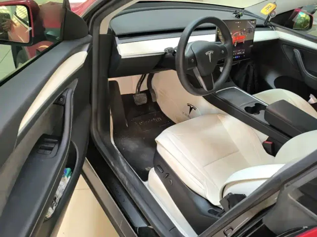 Tesla Model Y — Фото автомобиля 15