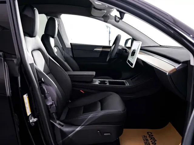 Tesla Model Y — Фото автомобиля 16
