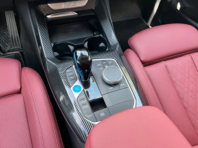 BMW iX3 — Фото автомобиля 9