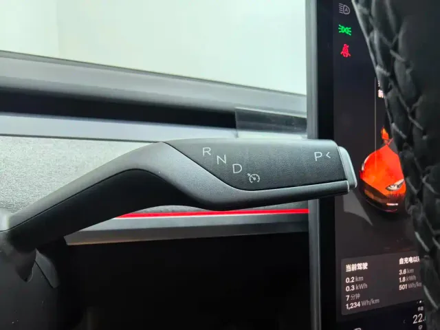 Tesla Model Y — Фото автомобиля 18