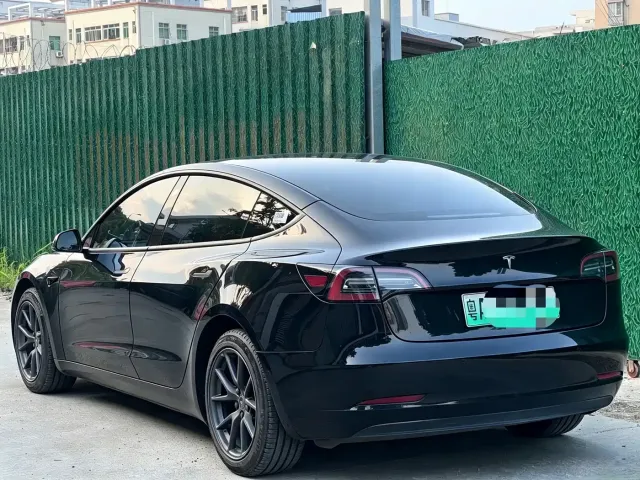 Tesla Model 3 — Фото автомобиля 9