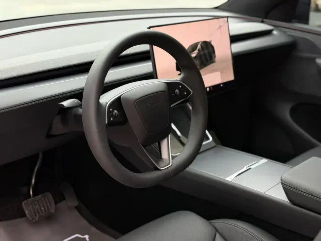 Tesla Model Y L — Фото автомобиля 5