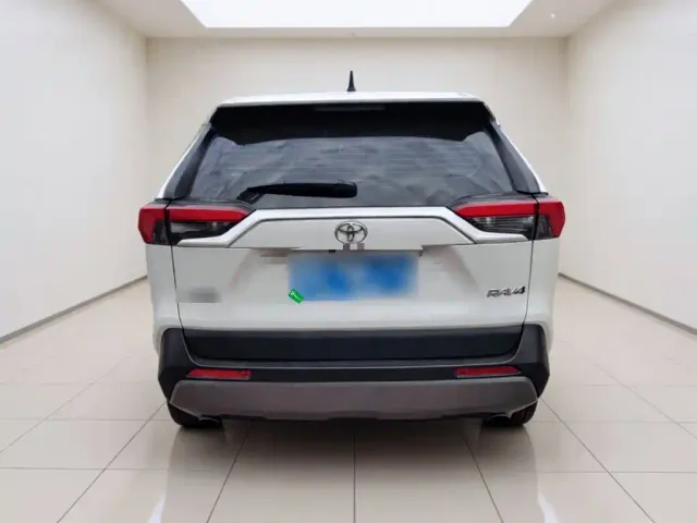 Toyota RAV4 — Фото автомобиля 3