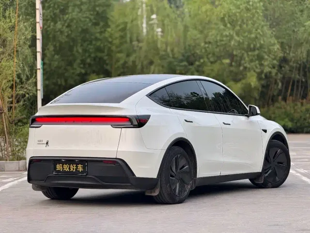 Tesla Model Y — Фото автомобиля 4