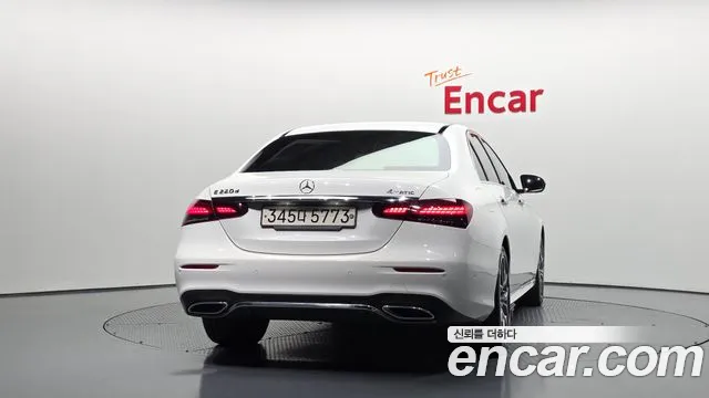 Mercedes-Benz E-Class — Фото автомобиля 4