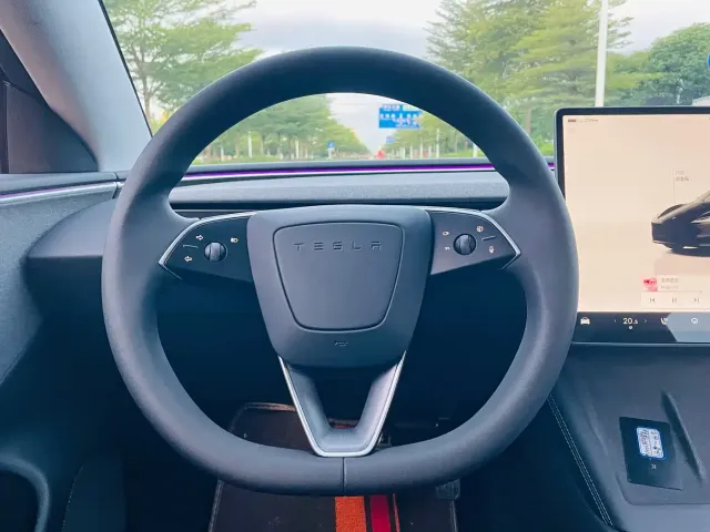 Tesla Model 3 — Фото автомобиля 21