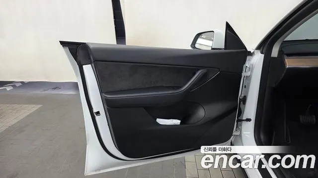 Tesla Model Y — Фото автомобиля 21