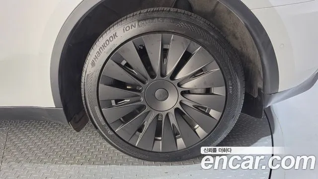 Tesla Model Y — Фото автомобиля 21