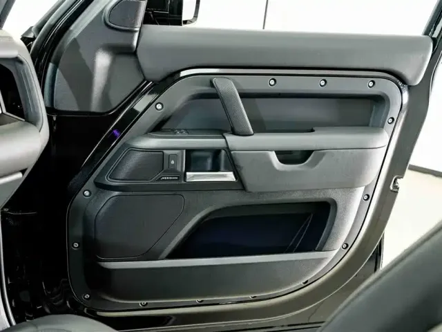 Land Rover Defender — Фото автомобиля 16