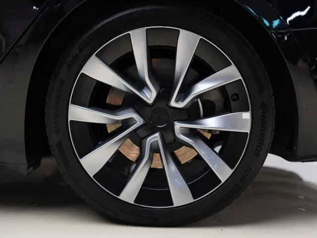 Tesla Model 3 — Фото автомобиля 20