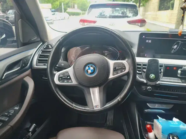 BMW iX3 — Фото автомобиля 2