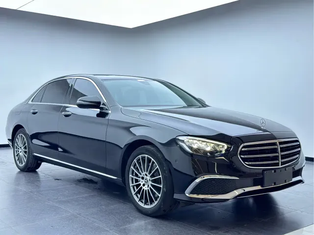 Mercedes-Benz E-Class — Фото автомобиля 3