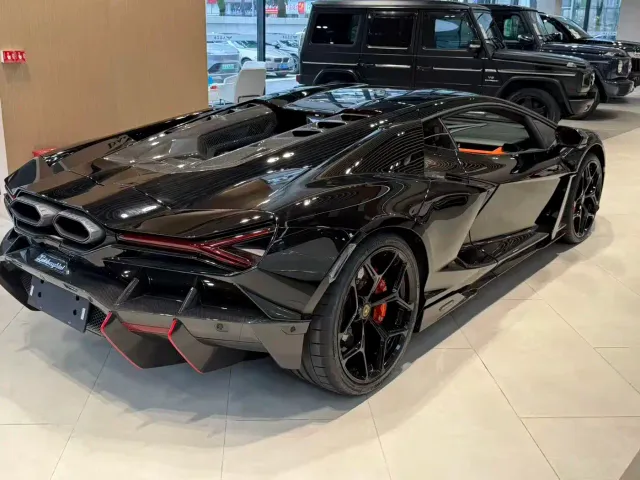 Lamborghini Revuelto — Фото автомобиля 3