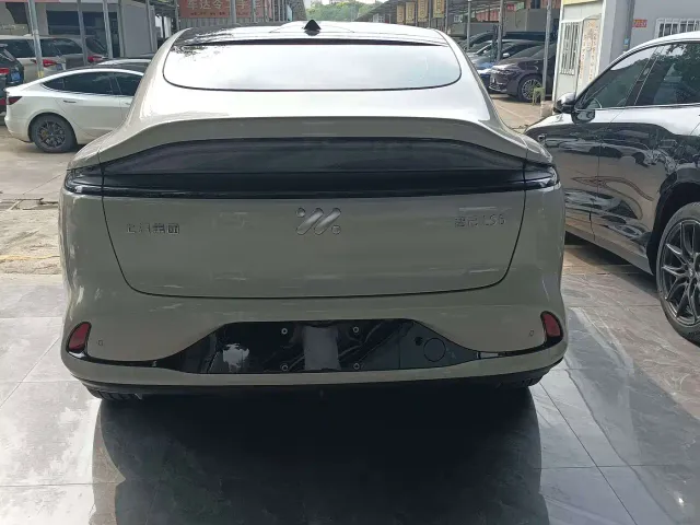 IM Motors LS6 — Фото автомобиля 10