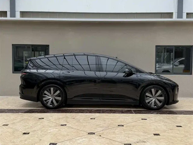Li Auto i8 — Фото автомобиля 3