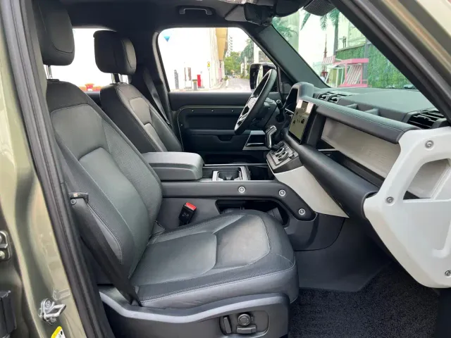 Land Rover Defender — Фото автомобиля 12