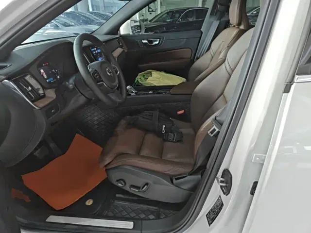 Volvo XC60 — Фото автомобиля 14