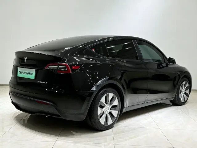 Tesla Model Y — Фото автомобиля 15