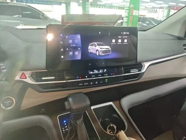 Toyota Sienna — Фото автомобиля 12