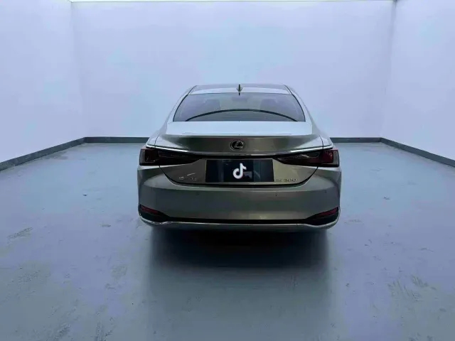 Lexus ES — Фото автомобиля 14