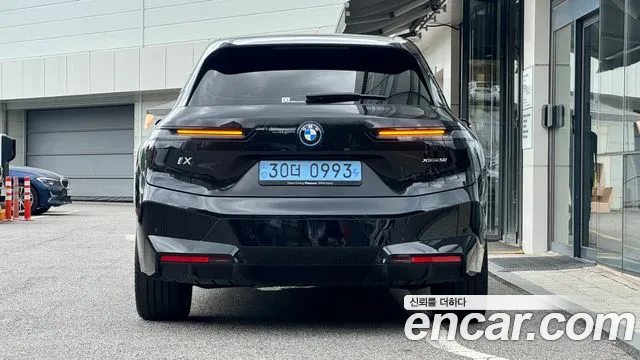 BMW iX — Фото автомобиля 4
