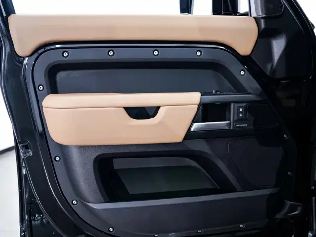 Land Rover Defender — Фото автомобиля 17