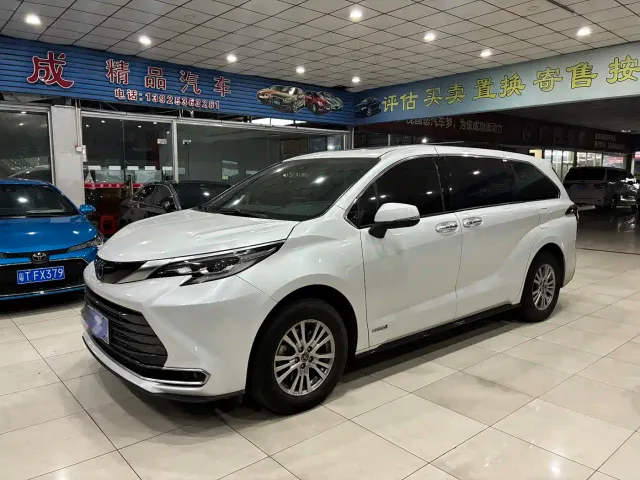 Toyota Sienna — Фото автомобиля 3