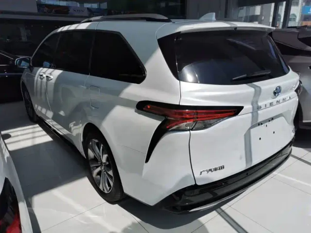 Toyota Sienna — Фото автомобиля 4