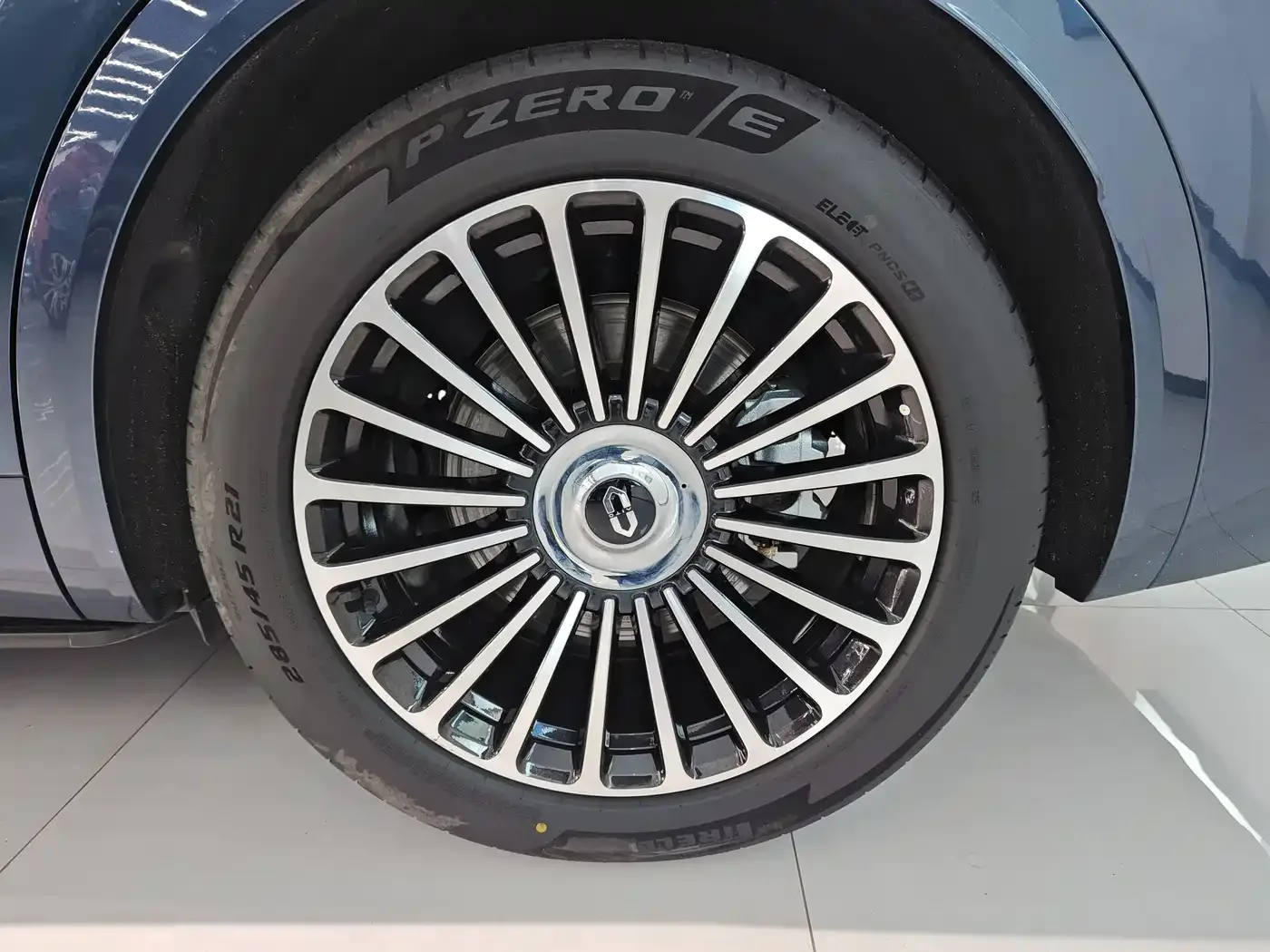 AITO Wenjie AITO M8 2025 Model Extended Range Ultra Edition 53.4kWh 5-Seater — Фото автомобиля 26