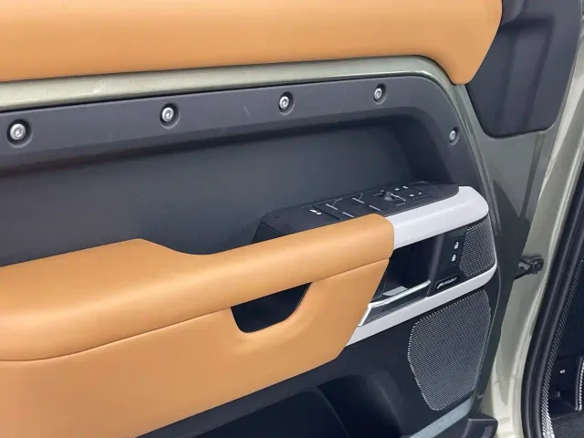 Land Rover Defender — Фото автомобиля 15