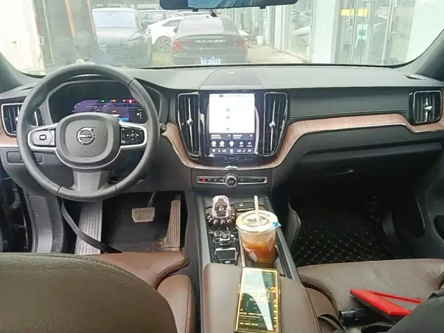 Volvo XC60 — Фото автомобиля 9