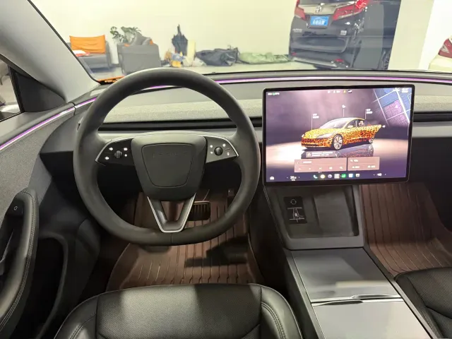 Tesla Model 3 — Фото автомобиля 10