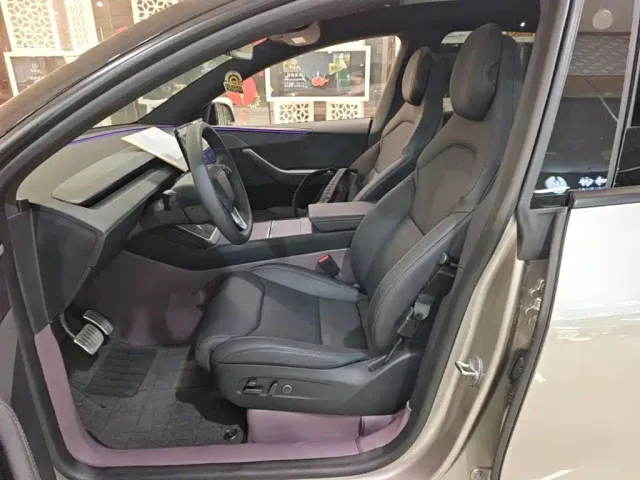 Tesla Model Y L — Фото автомобиля 14