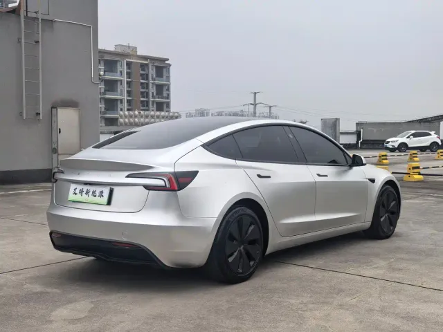 Tesla Model 3 — Фото автомобиля 8