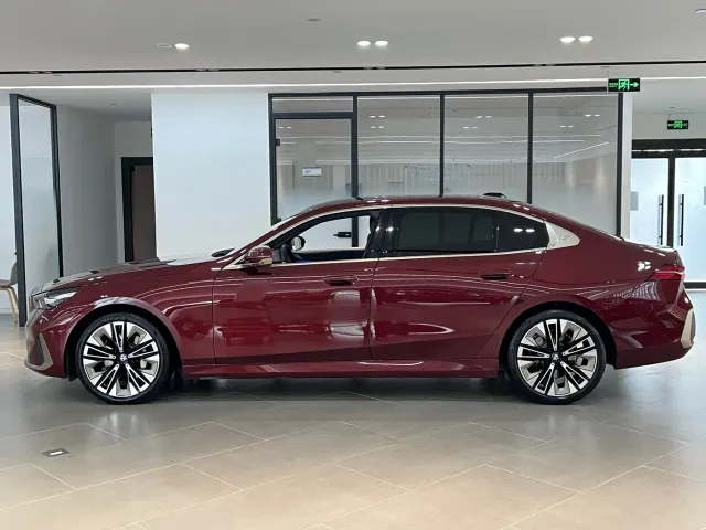 BMW 5 Series — Фото автомобиля 17