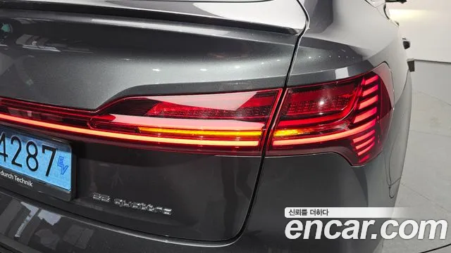 Audi e-tron — Фото автомобиля 22