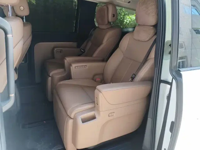 Li Auto MEGA — Фото автомобиля 16