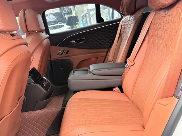 Bentley Flying Spur — Фото автомобиля 12