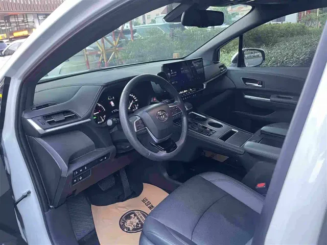 Toyota Sienna — Фото автомобиля 12