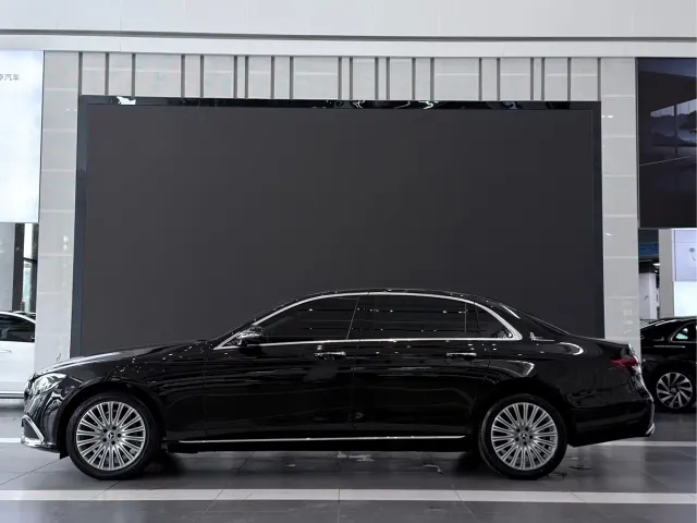 Mercedes-Benz E-Class — Фото автомобиля 3