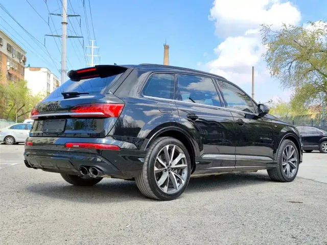 Audi Q7 — Фото автомобиля 4