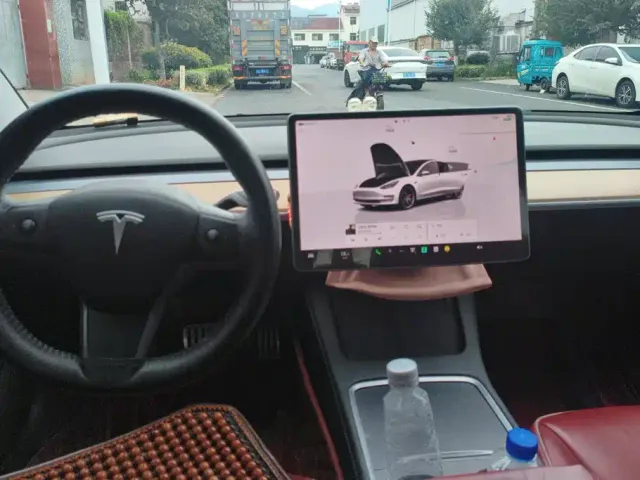 Tesla Model 3 — Фото автомобиля 16
