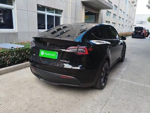 Tesla Model Y — Фото автомобиля 6