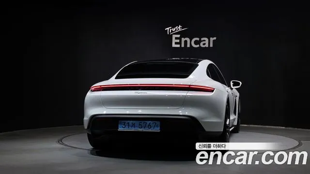 Porsche Taycan — Фото автомобиля 4