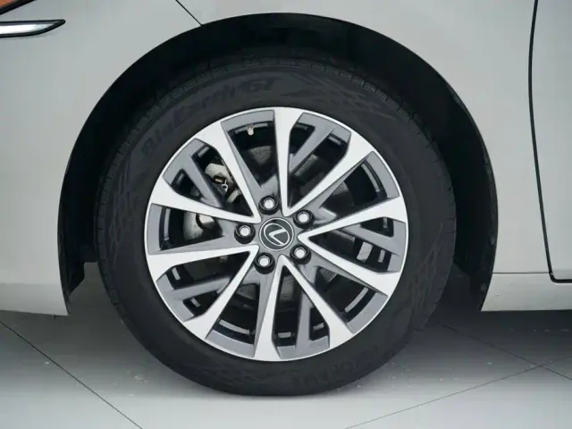 Lexus ES — Фото автомобиля 22